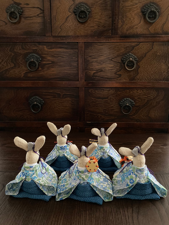 ちょこんとかわいい　リバティー柄のお着物のうさぎの五人囃子 (ひな祭り・雛人形・お雛様) 3枚目の画像