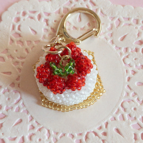 m*上様 ハンドメイド刺繍キーホルダー　キジトラさんとショートケーキ m*上様 ハンドメイド刺繍キーホルダー キジトラさんとショート