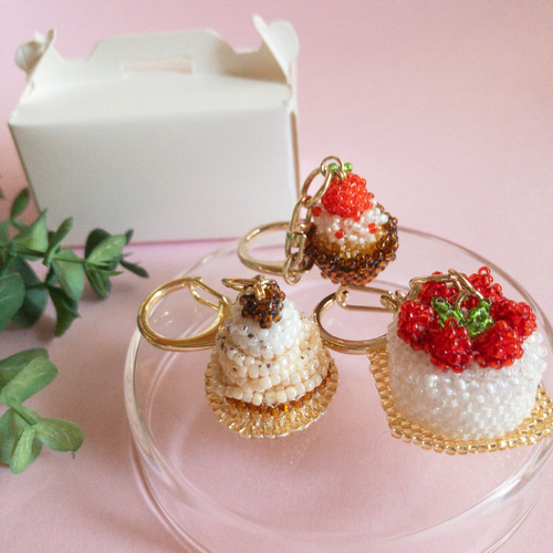 m*上様 ハンドメイド刺繍キーホルダー　キジトラさんとショートケーキ ショートケーキのビーズステッチキーホルダー | うさのひみつきち