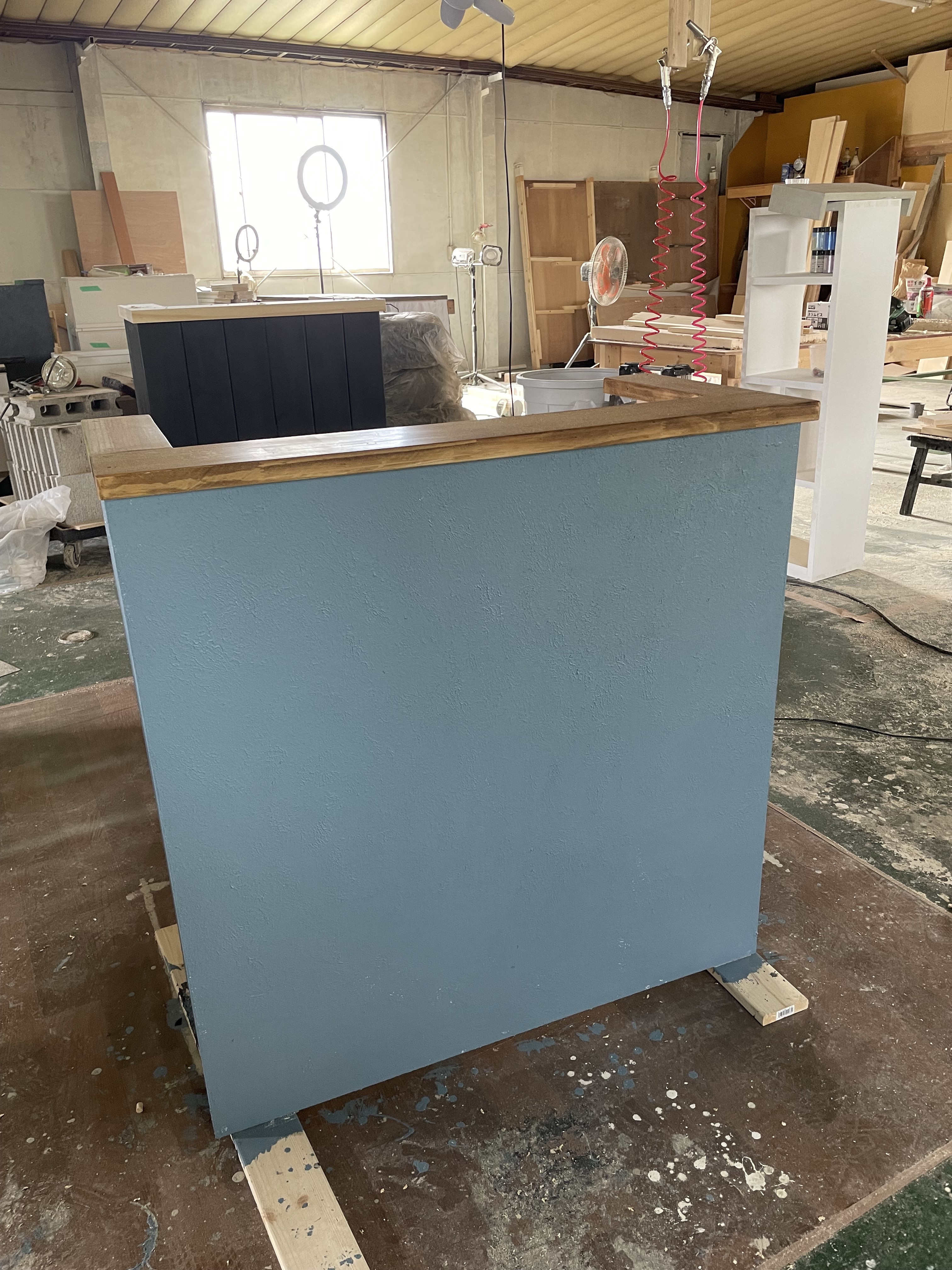 漆喰っぽいカウンター　レジカウンター