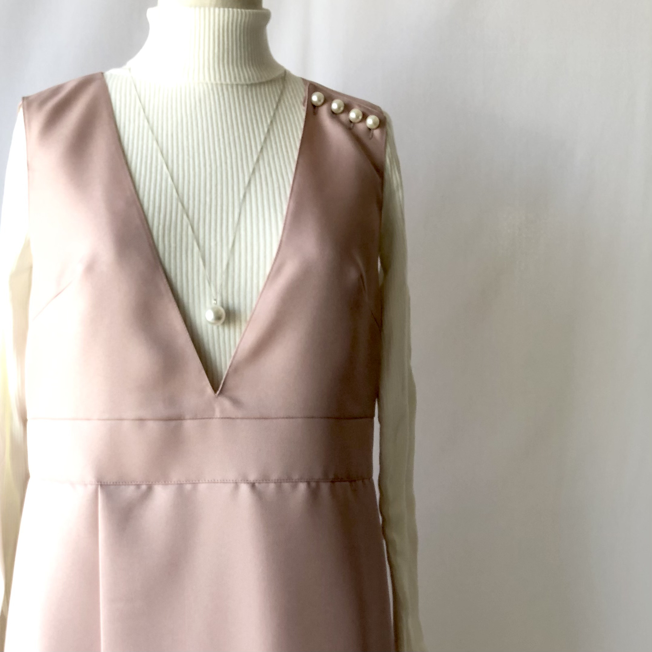 ローズピンクのジャンパースカート(サロペットスカート)【フォーマル/くすみカラー/肩パールボタン】