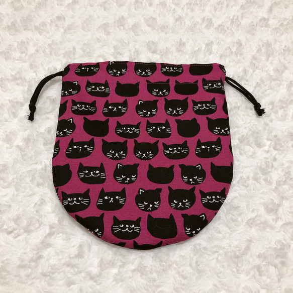 １６８４．ちび黒猫だらけ柄　ピンク　まんまる巾着　裏地付き　コップ入れ　再販 3枚目の画像