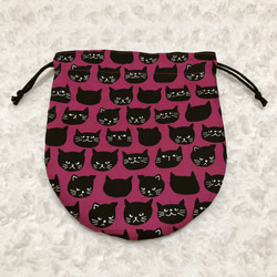 １６８４．ちび黒猫だらけ柄　ピンク　まんまる巾着　裏地付き　コップ入れ　再販 2枚目の画像