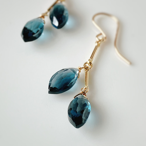 【天然石＊ロンドンブルートパーズ×淡水パール・ピアス 】No.136 天然石＊ロンドンブルートパーズ×淡水パール・ピアス 】No.136