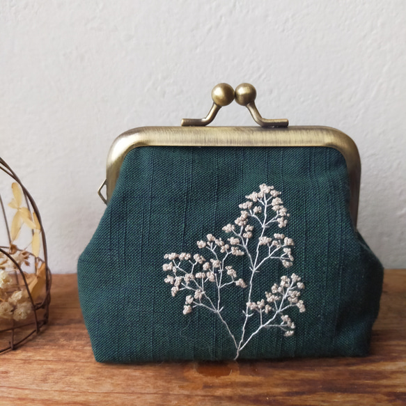 がま口ポーチ 手刺繍 【かすみ草】グリーン *° 会津木綿 1枚目の画像