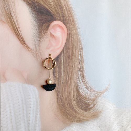 ブラック×ゴールド アシンメトリー ウッド ピアス イヤリング  