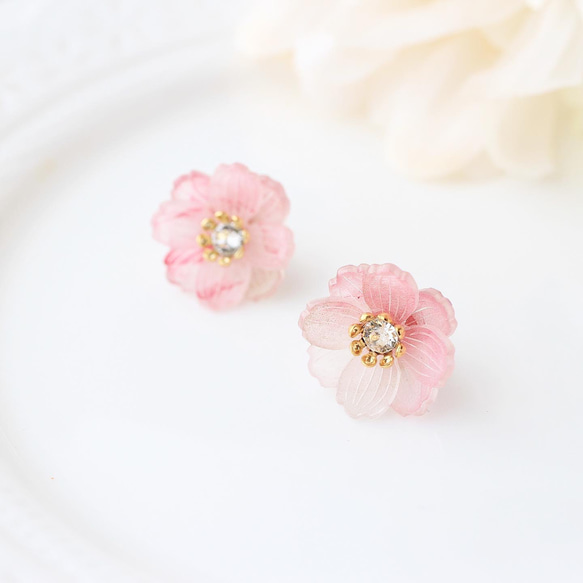 盛開的花朵「秋櫻花」製成的耳環【桃子】 第1張的照片