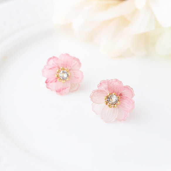 盛開的花朵「秋櫻花」製成的耳環【桃子】 第2張的照片