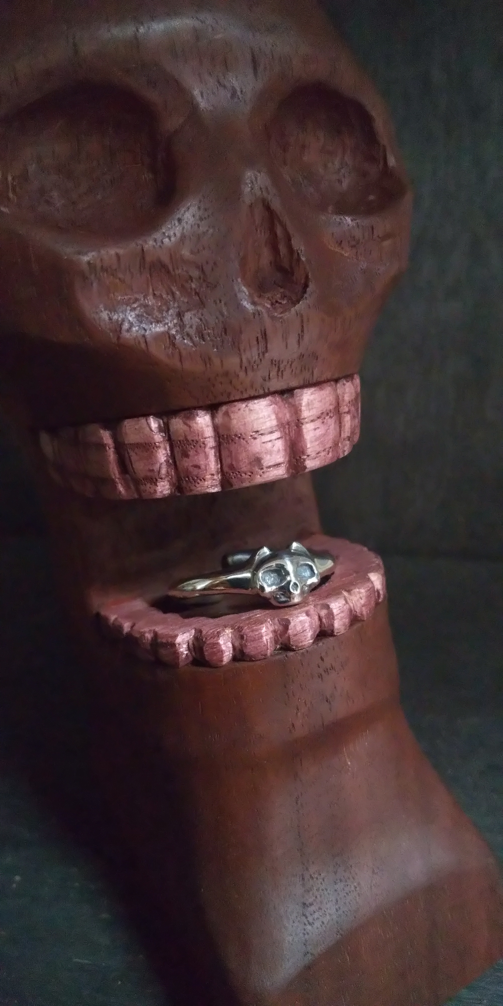 小さな抱きつく猫耳髑髏