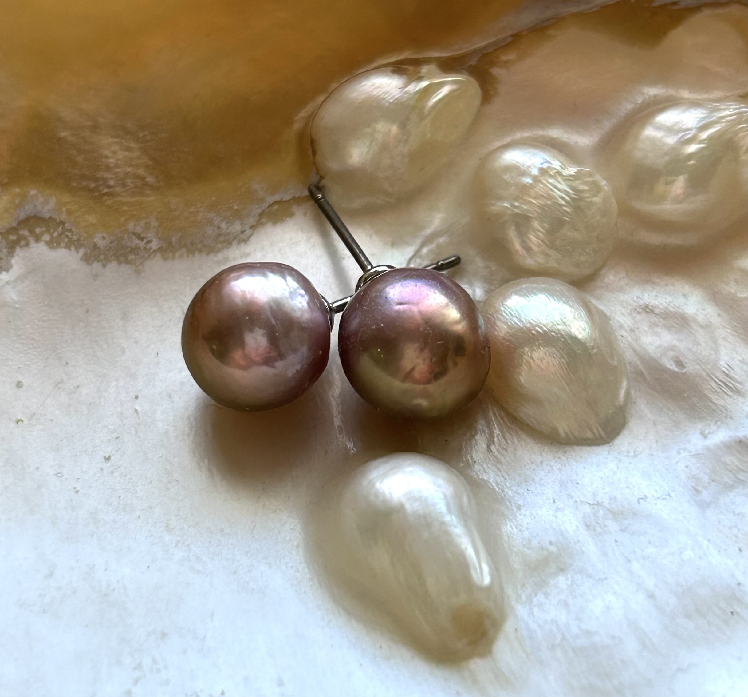 メタリックアボカド色エジソンパールピアス