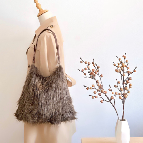 ミックスロングファーのくったり大きめワンハンドルバッグ【ブラウン
