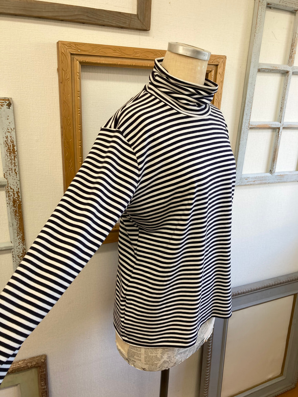 秋季新品❗️成人海龜❤️條紋棉質寬鬆高領上衣黑白色（尺寸L） 第3張的照片