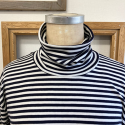 秋季新品❗️成人海龜❤️條紋棉質寬鬆高領上衣黑白色（尺寸L） 第4張的照片
