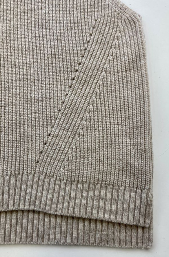 エアリースパン(メリノウール100％）ふわっと！片畦ニットベスト　【ベージュ杢】 11枚目の画像