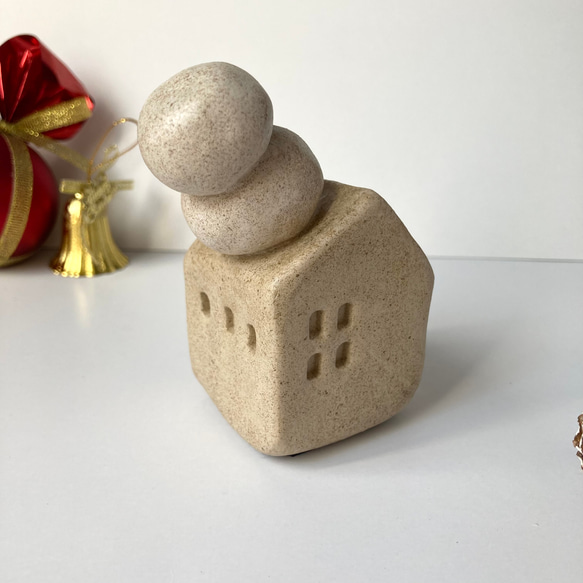 雪だるまのお家オブジェ　おうち型の陶器の置物　家型やハウス型好きな方　冬のインテリア 3枚目の画像