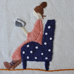 本を読む女の子　刺繍フレーム　壁掛け 6枚目の画像