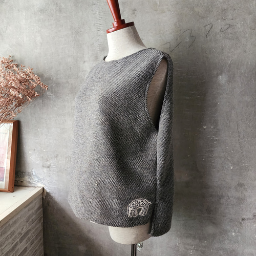 ◇ポコポコニットベスト◇チャコールグレー◇ミナペルホネン羊パッチ  