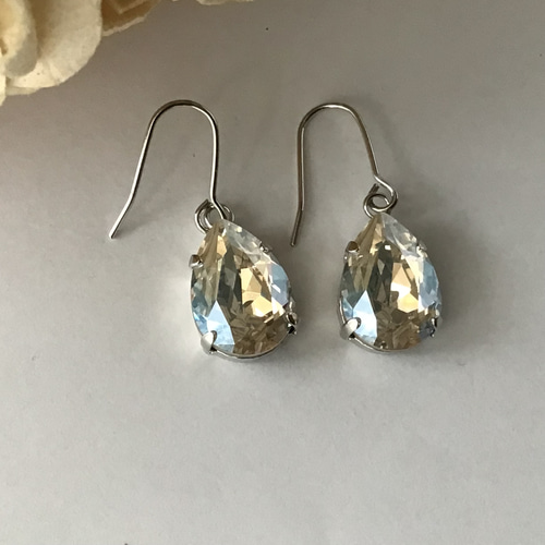 クリスタルシルバーシャドウ雫のシルバー色ピアス ピアス  