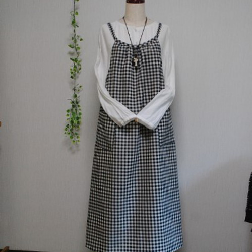 リネン エプロンワンピース ブロックチェック 生成り×黒（柄の大きさは