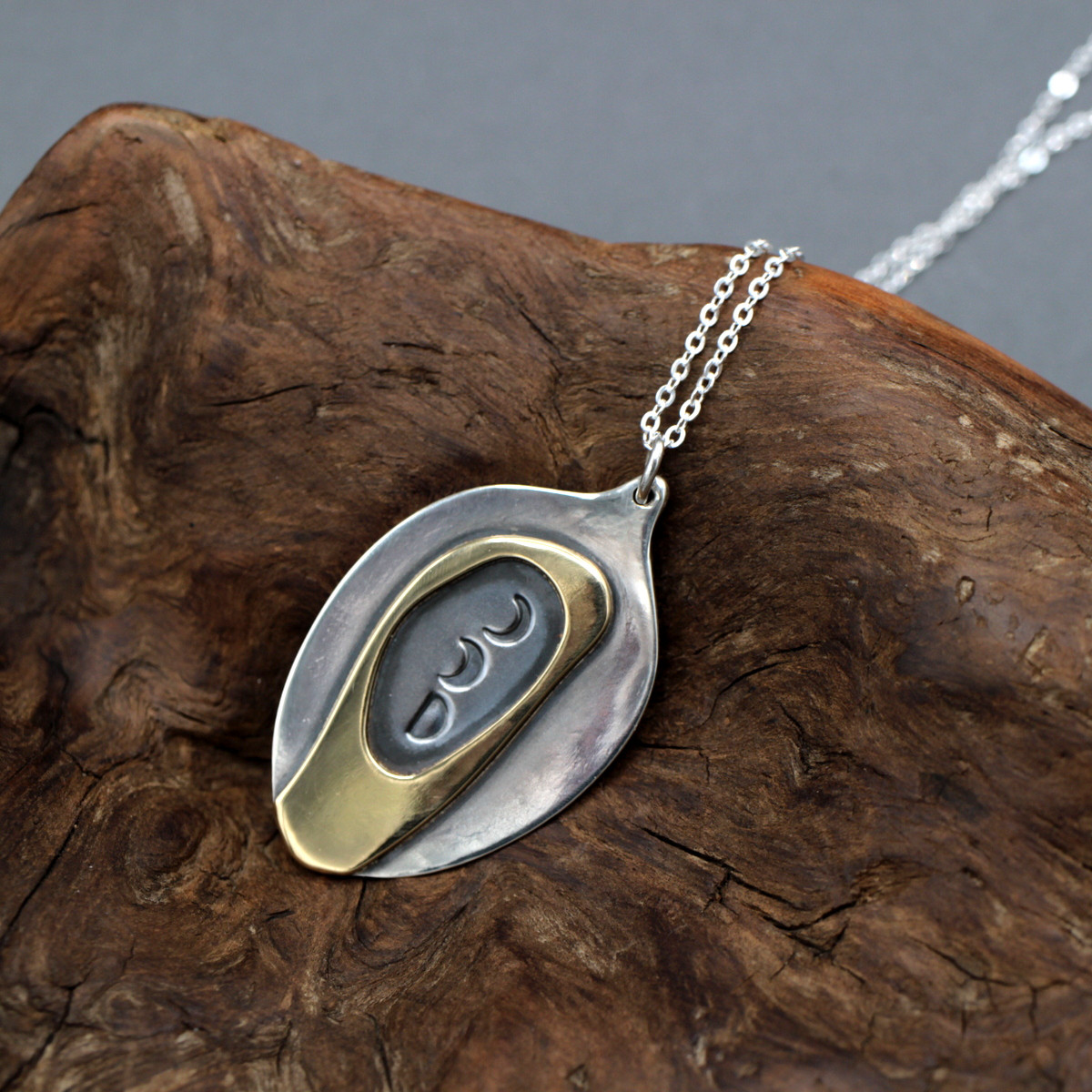 溶けてゆく月日｜シルバー｜真鍮｜ペンダント｜ネックレスチェーン付｜刻印｜三日月｜半月｜月相｜非具象｜ぐにゃり｜印象的