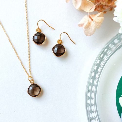 宝石質スモーキークォーツAAA クッションカット 12×12mm 18KGP