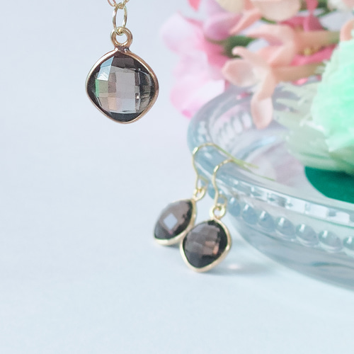 宝石質スモーキークォーツAAA クッションカット 12×12mm 18KGP