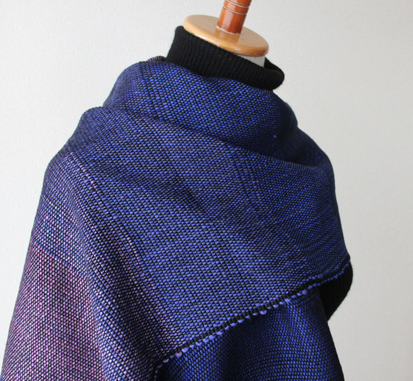 《キレイ色を楽しむ》ウール手織りストール（大）　ブルー×ライラック/プレゼント/秋冬 4枚目の画像