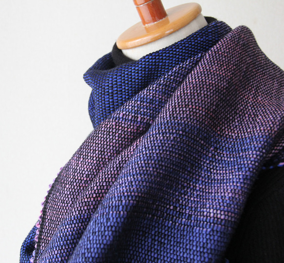 《キレイ色を楽しむ》ウール手織りストール（大）　ブルー×ライラック/プレゼント/秋冬 3枚目の画像