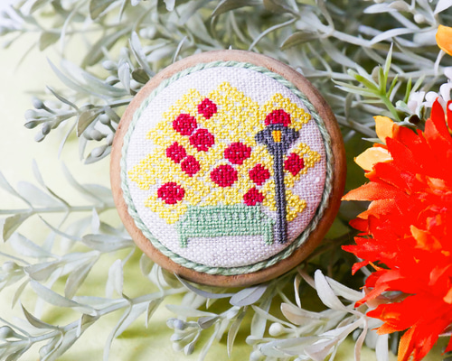 セイヨウナナカマドの紅葉と秋の公園 北欧刺繍くるみボタンブローチ