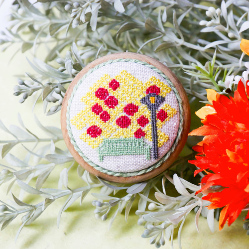 セイヨウナナカマドの紅葉と秋の公園 北欧刺繍くるみボタンブローチ