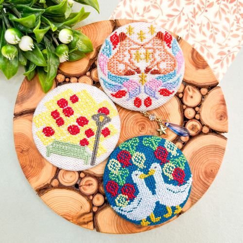 セイヨウナナカマドの紅葉と秋の公園 北欧刺繍くるみボタンブローチ