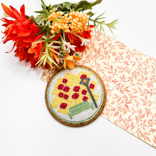 セイヨウナナカマドの紅葉と秋の公園 北欧刺繍くるみボタンブローチ