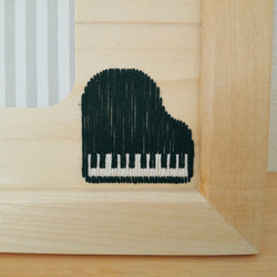 ピアノの木刺繍フォトフレーム 2枚目の画像