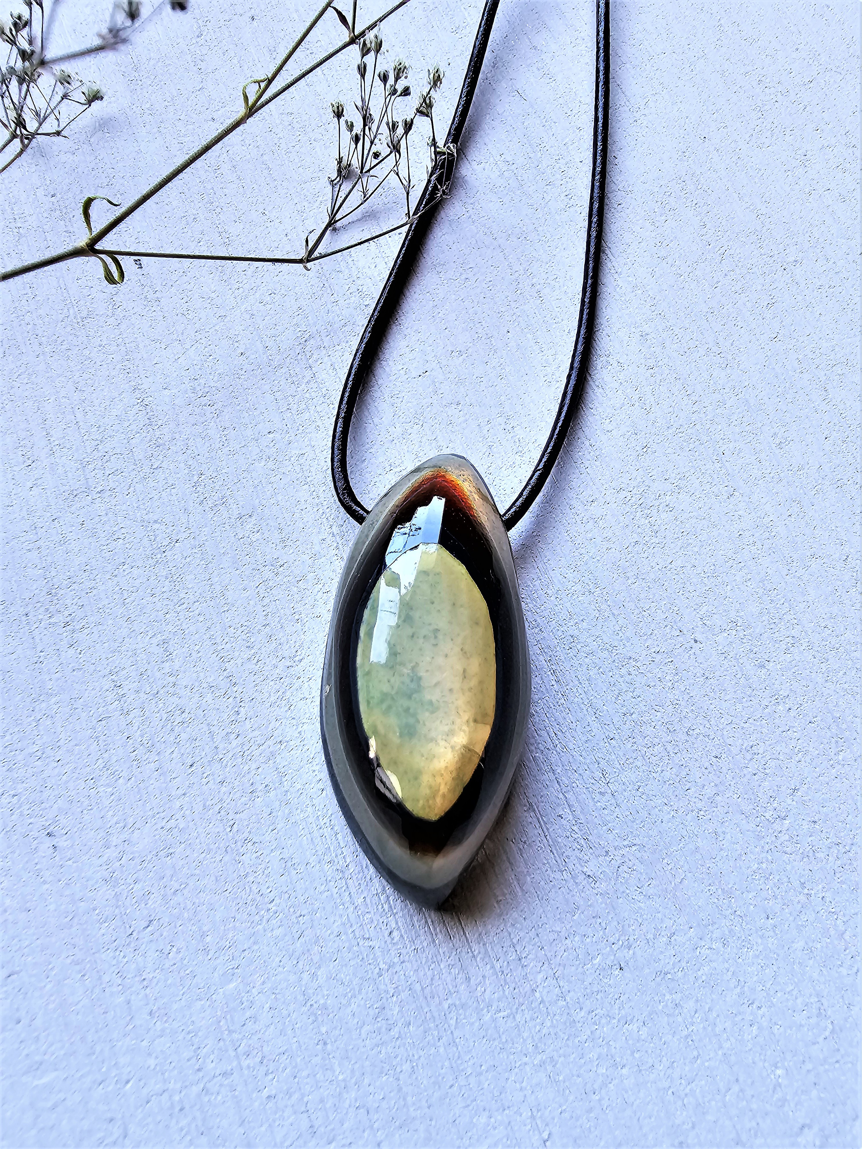 ガラスのペンダント　キャッツアイ