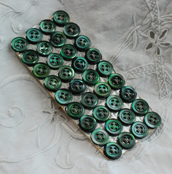 アンティークボタン シェルボタン 貝ボタン 1.3㎝ 緑色系 2枚目の画像