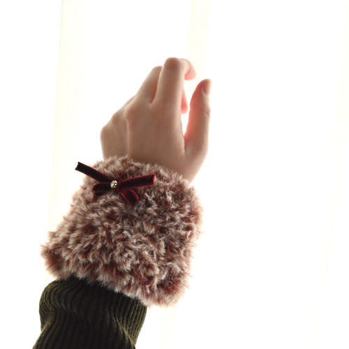 大人のファーカフス＊ふわふわファー×ベルベットリボン《ボルドー