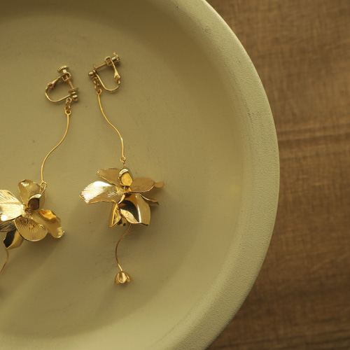イヤリング【№4217】花びら メタルフラワーモチーフアクセサリー