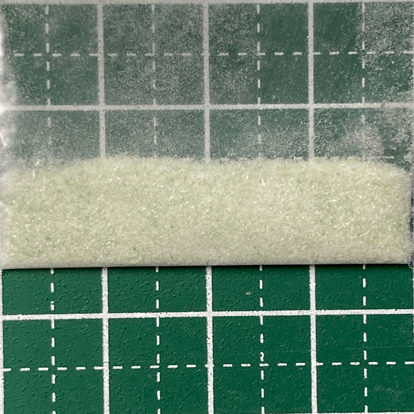 《合成オパール》(フローレスオパール) 原石 グリーン/マルチ斑 0.4g ㉔ 2枚目の画像