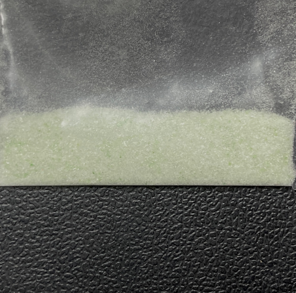 《合成オパール》(フローレスオパール) 原石 グリーン/マルチ斑 0.4g ㉔ 1枚目の画像