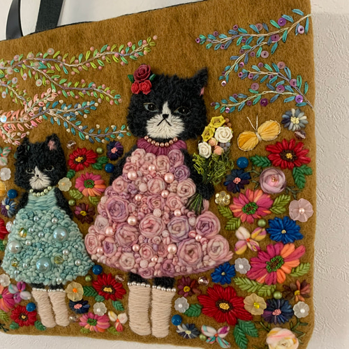 ドレスを着た猫さん姉妹刺繍 羊毛フェルト生地のバッグ ハンドバッグ はなひなこ 通販｜Creema(クリーマ) 16700189
