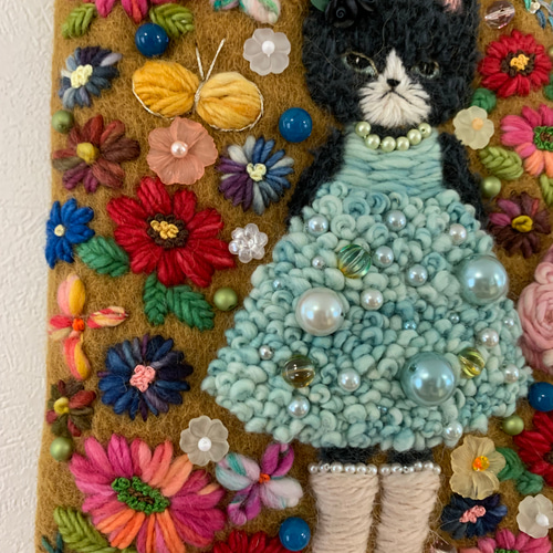 ドレスを着た猫さん姉妹刺繍 羊毛フェルト生地のバッグ