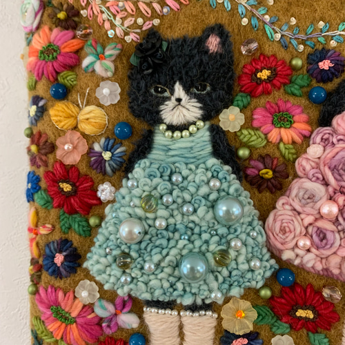 ドレスを着た猫さん姉妹刺繍 羊毛フェルト生地のバッグ ハンドバッグ 