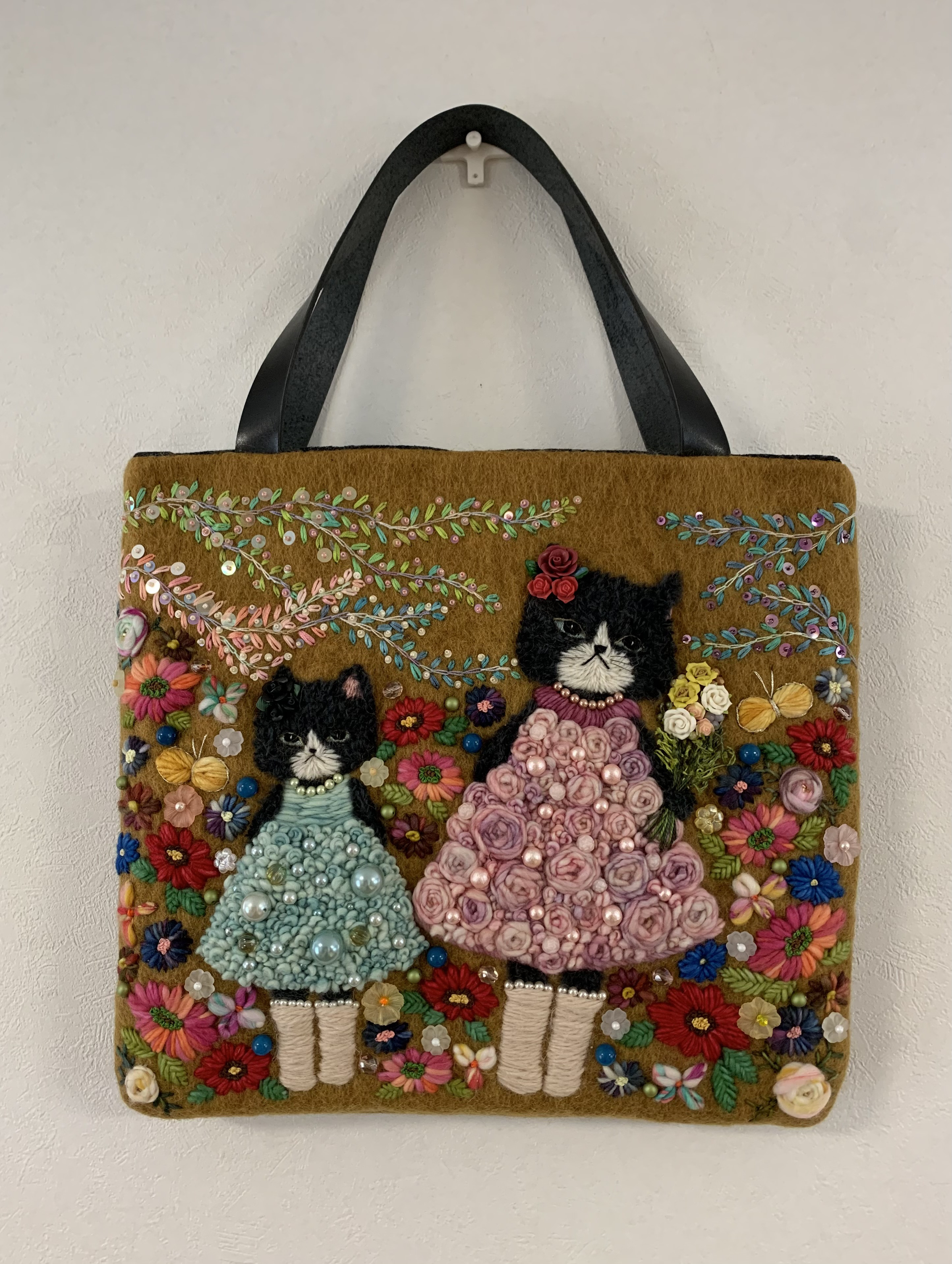 ドレスを着た猫さん姉妹刺繍 羊毛フェルト生地のバッグ ハンドバッグ 