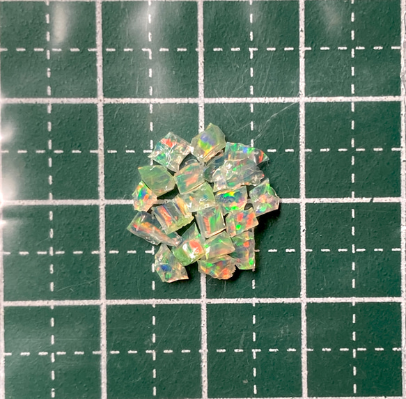 《合成オパール》(フローレスオパール) 原石 グリーン/マルチ斑 0.4g ⑭ 2枚目の画像