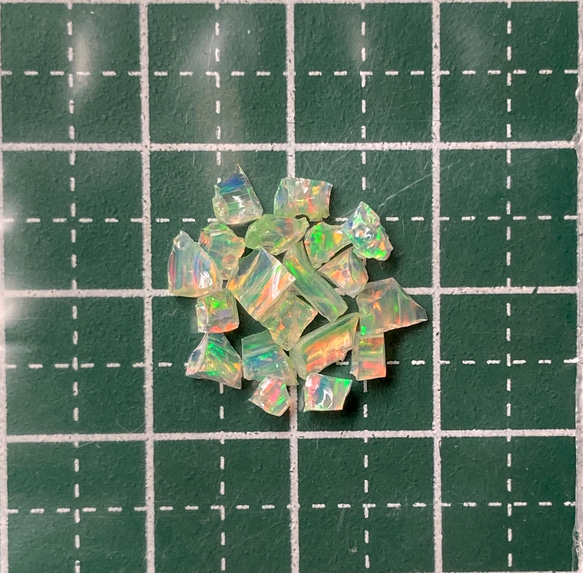 《合成オパール》(フローレスオパール) 原石 グリーン/マルチ斑 0.4g ⑬ 2枚目の画像