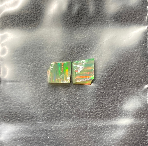 《合成オパール》(フローレスオパール) 原石 グリーン/マルチ斑 0.4g ① 1枚目の画像