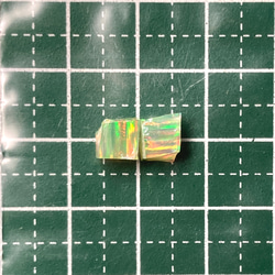 《合成オパール》(フローレスオパール) 原石 グリーン/マルチ斑 0.4g ① 2枚目の画像