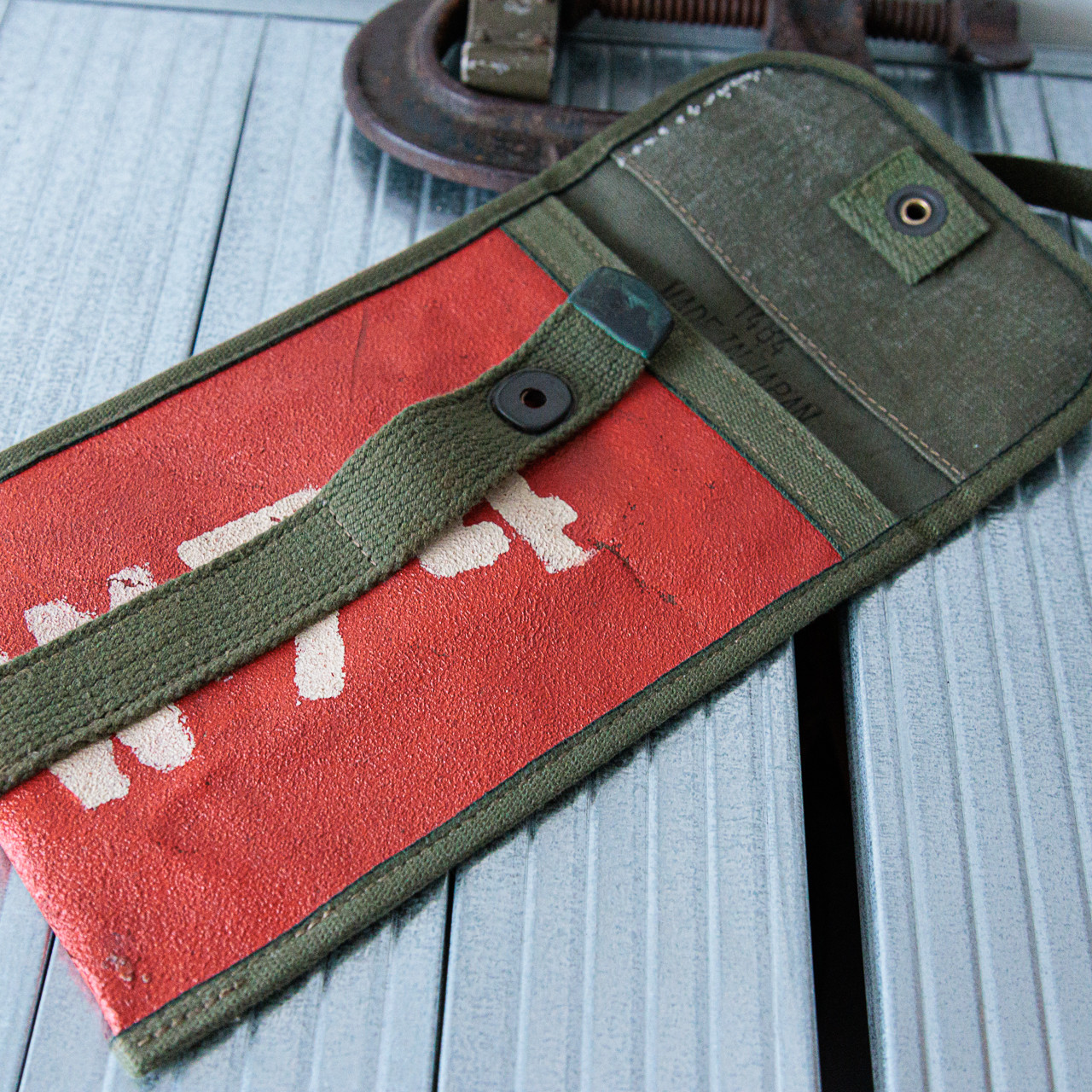 少ない荷物で出かける時はこれで、年代不詳イギリス軍ヴィンテージキャンバスフラップサコッシュ縦型 IND1484