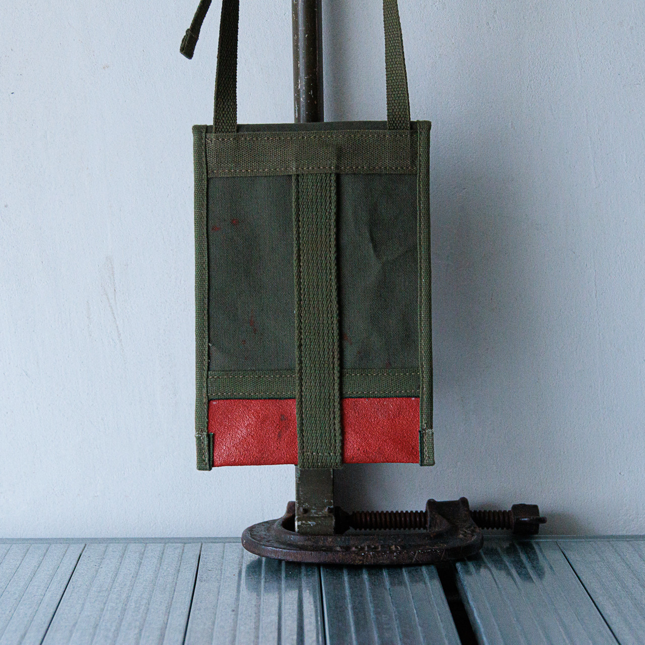 少ない荷物で出かける時はこれで、年代不詳イギリス軍ヴィンテージキャンバスフラップサコッシュ縦型 IND1484