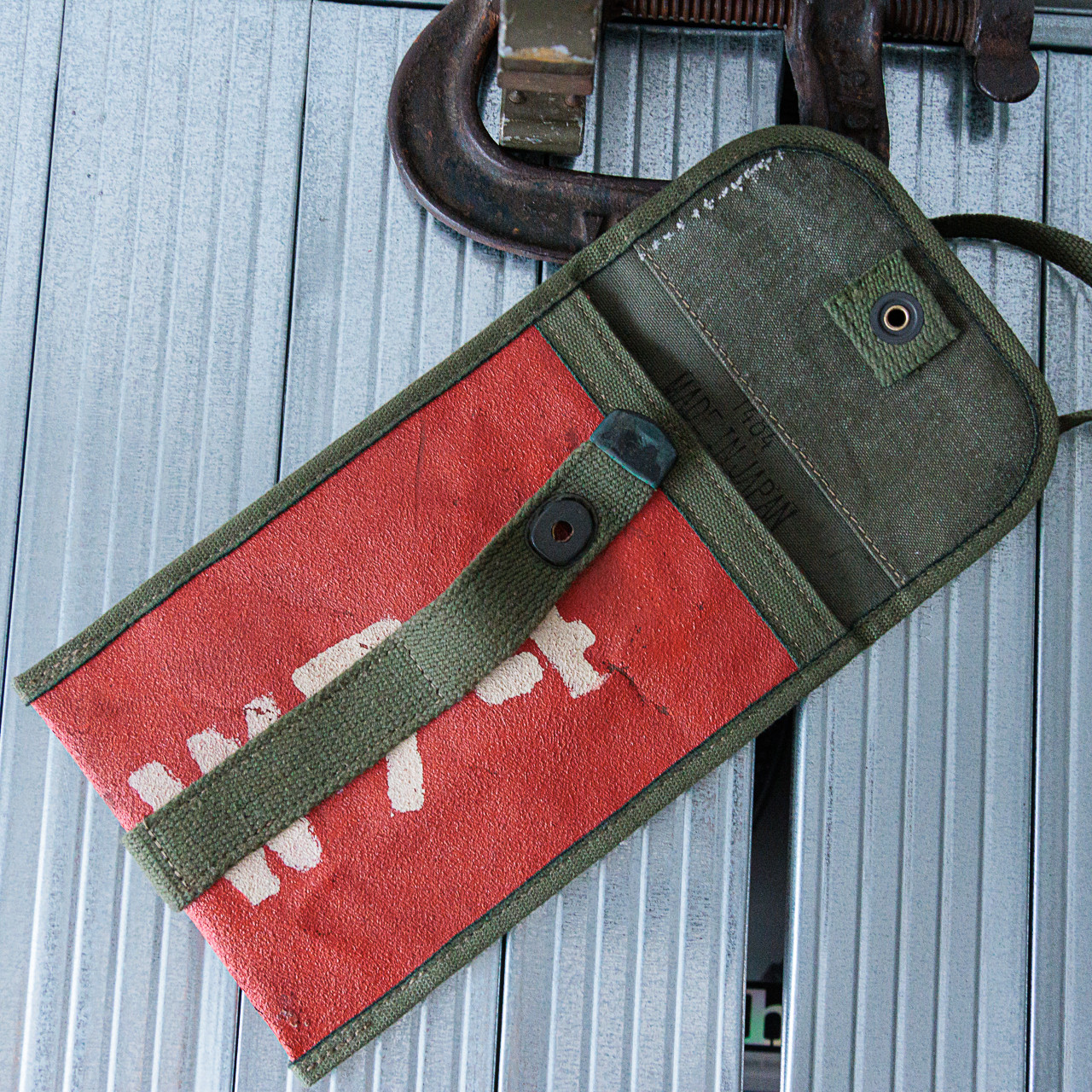 少ない荷物で出かける時はこれで、年代不詳イギリス軍ヴィンテージキャンバスフラップサコッシュ縦型 IND1484